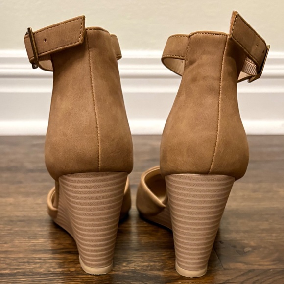 Women's Nude Ankle Buckle Strap D'Orsay Pointed Toe Wedges, Size 6 - Picture 5 of 10
